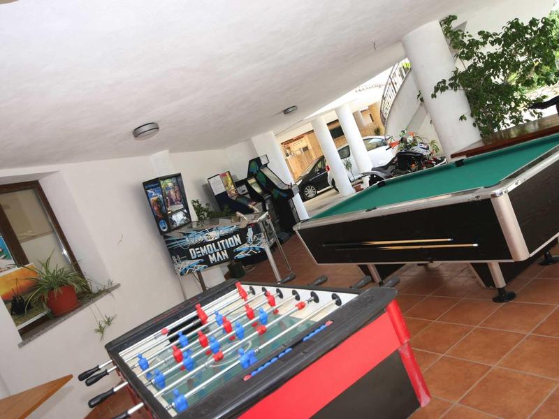 Oddechová místnost s fotbálkem, kulečníkem, pinbalem a fitness vybavením.