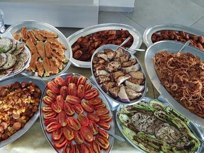 Różne naczynia z różnymi azjatyckimi potrawami na stole.