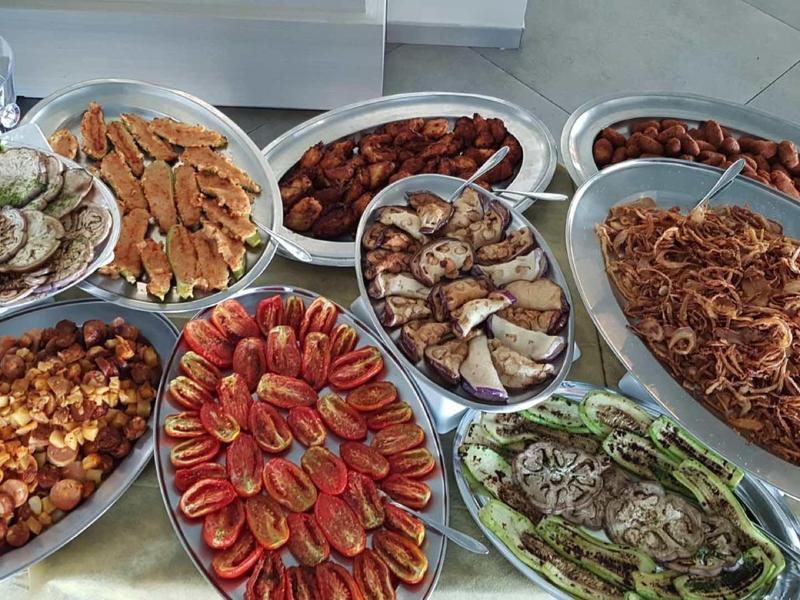 Różne naczynia z różnymi azjatyckimi potrawami na stole.