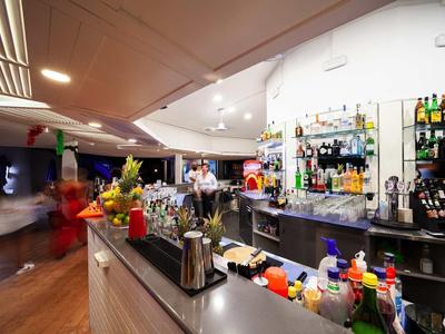 Nowoczesny bar hotelowy z różnymi napojami, słomkami i jasną atmosferą.