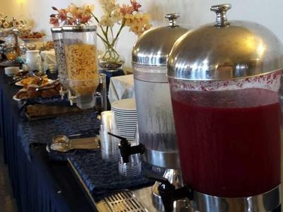 Bufet s dávkovači nápojů a snídaňovými pokrmy v hotelu.