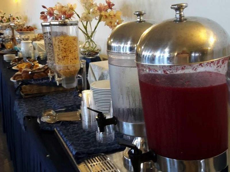 Bufet s dávkovači nápojů a snídaňovými pokrmy v hotelu.