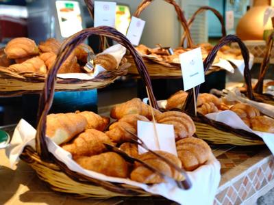 Kosz z świeżymi rogalikami na bufecie w kuchni hotelowej.