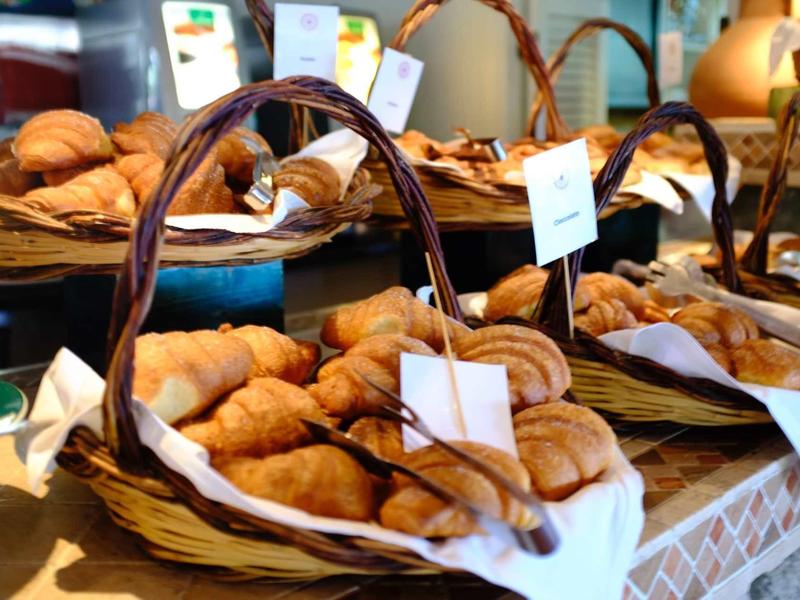 Kosz z świeżymi rogalikami na bufecie w kuchni hotelowej.