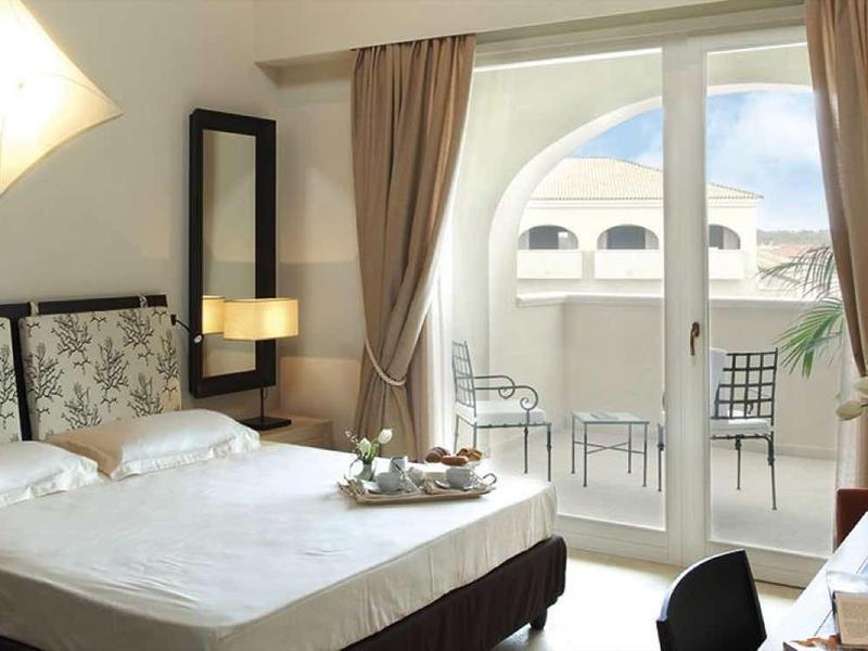 Jasny pokój hotelowy z dużym łóżkiem, balkonem i nowoczesnym wystrojem