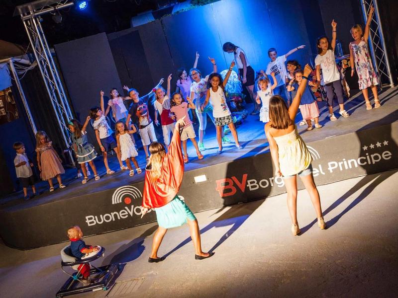 Strand met ligstoelen en parasols onder een heldere blauwe lucht op een vakantiebestemming.