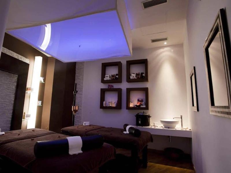 Moderně zařízená masážní místnost se dvěma lehátky a náladovým osvětlením.