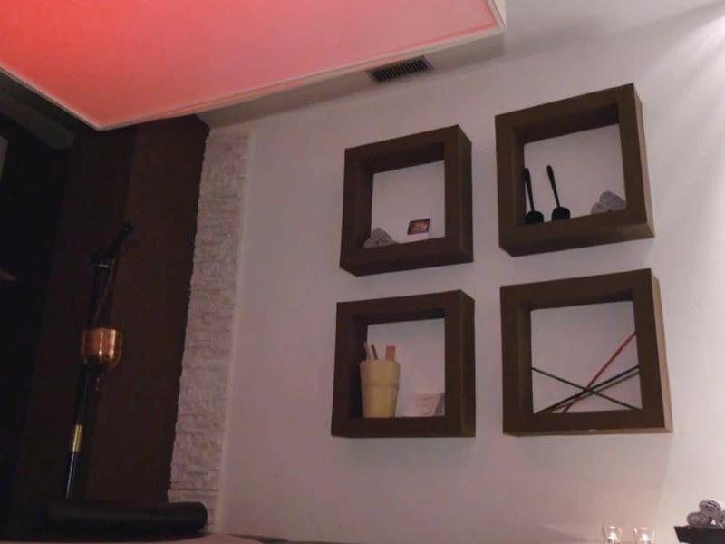 Čtyři dekorativní čtvercové rámy na bílé zdi v moderním interiéru.