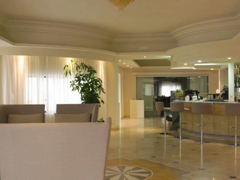 Moderní hotelová lobby s posezením, barem a decentní atmosférou.