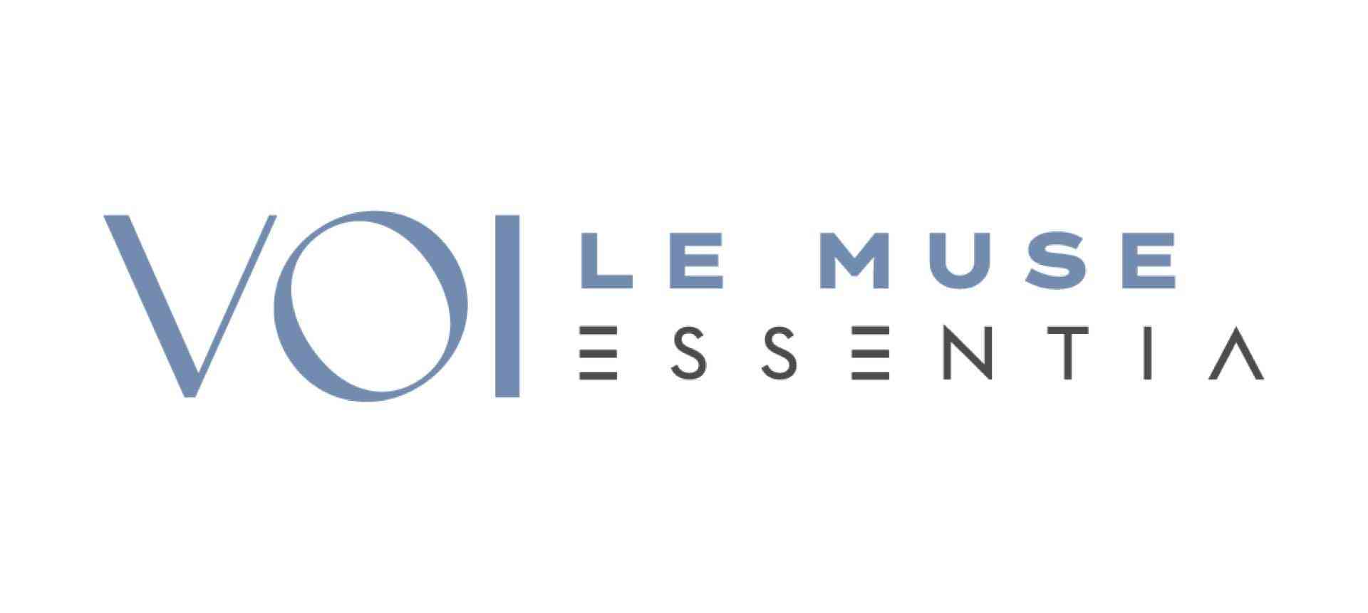 Schlichtes Logo für VOI Le Muse Essentia mit blauer Serifenschrift auf weißem Hintergrund.