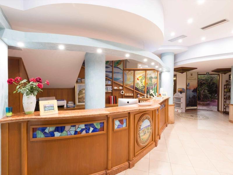 Réception avec comptoir en bois et décoration florale dans un hôtel.