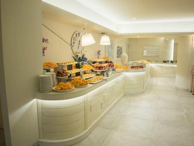 Buffet avec une sélection élégante de plats dans un restaurant d'hôtel moderne et lumineux.