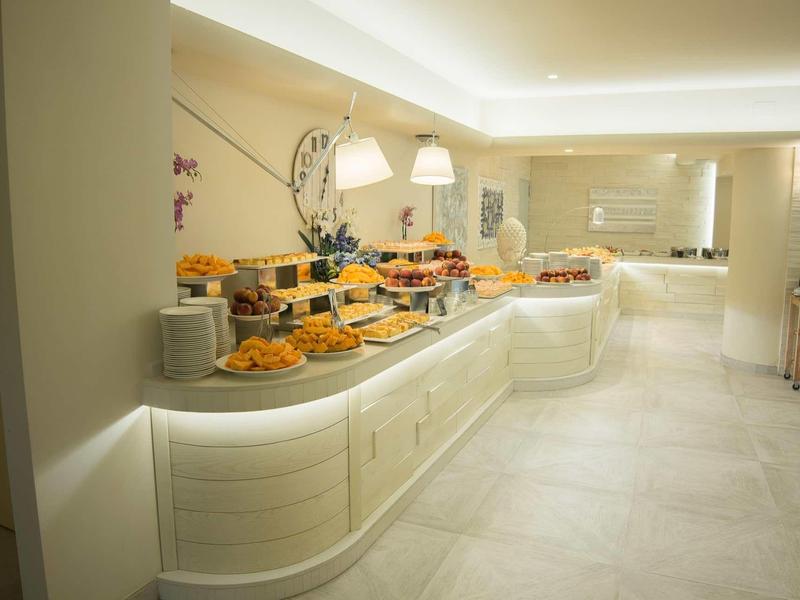 Buffet avec une sélection élégante de plats dans un restaurant d'hôtel moderne et lumineux.