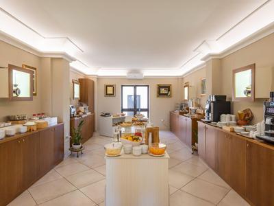 Espace buffet d'hôtel avec diverses options de petit-déjeuner de chaque côté de la pièce.