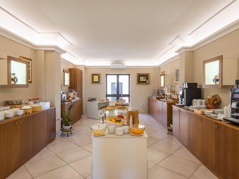 Espace buffet d'hôtel avec diverses options de petit-déjeuner de chaque côté de la pièce.