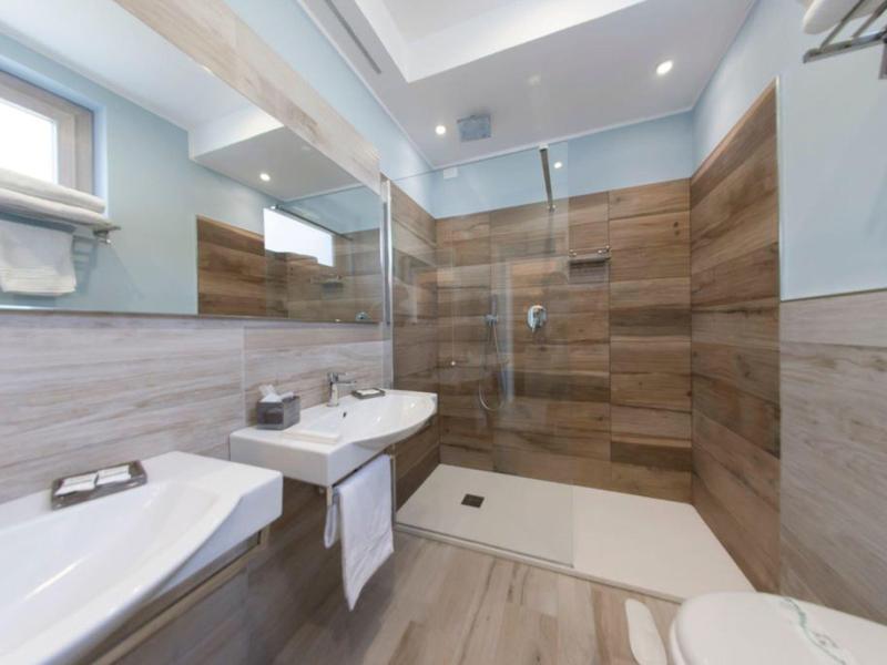 Salle de bain moderne avec douche à l'italienne et lavabo contemporain.