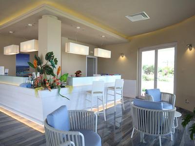 Moderne bar met witte stoelen, helder verlichting en toegang tot een zonnig buitengebied.