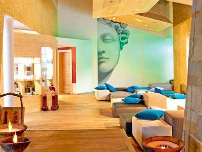 Modernes Spa mit Holzboden, stilvollen Sitzsäcken und entspannender Wandkunst