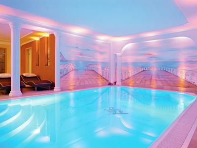 Innenbereich eines Pools mit Säulen und einer fotorealistischen Meereswand