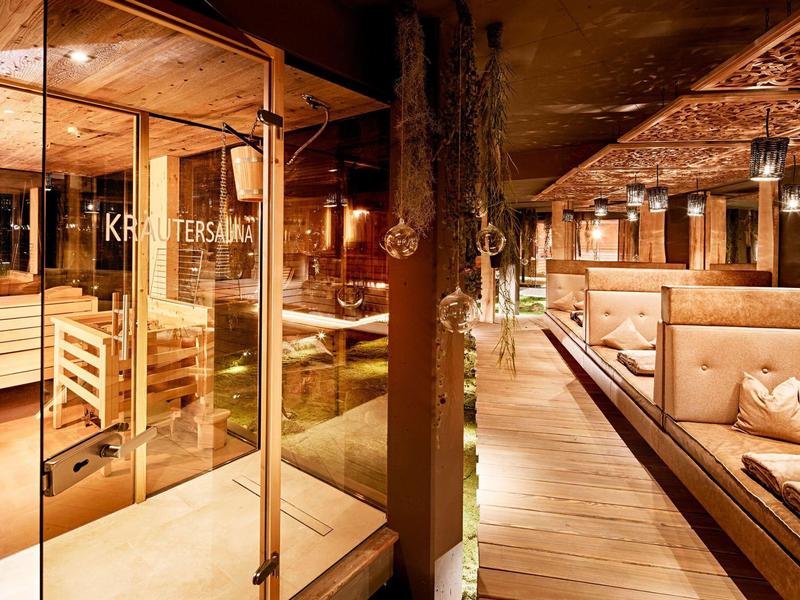 Espace sauna chaleureux avec boiseries et chaises longues relaxantes.