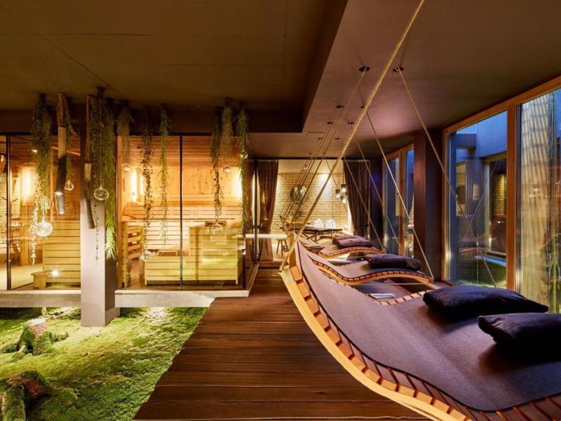 Salon moderne avec hamacs et fenêtres panoramiques dans un hôtel élégant