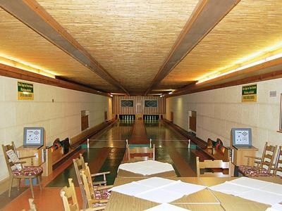 Interieur van een bowlingbaan met houten tafels en stoelen