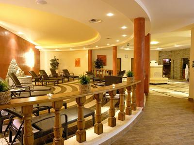 Zona lounge accogliente dell'hotel con poltrone e illuminazione soffusa