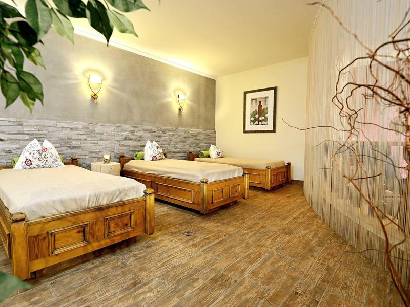 Camera d'hotel accogliente con due letti e pavimento in legno caldo.