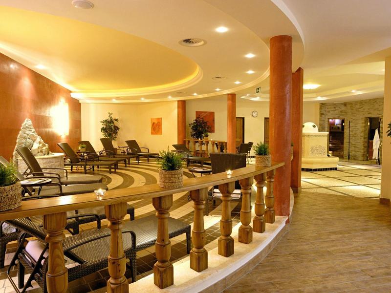 Zona lounge accogliente dell'hotel con poltrone e illuminazione soffusa