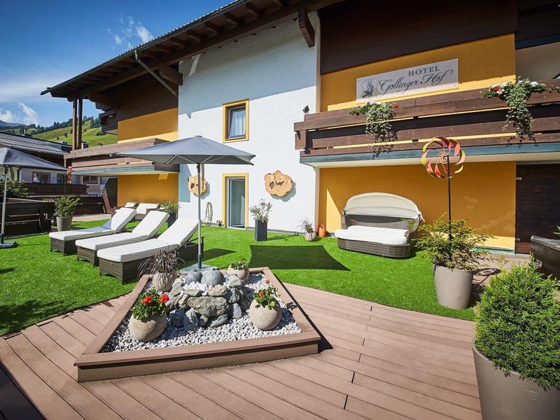 Casa con terrazza, lettini e mobili da giardino con clima soleggiato