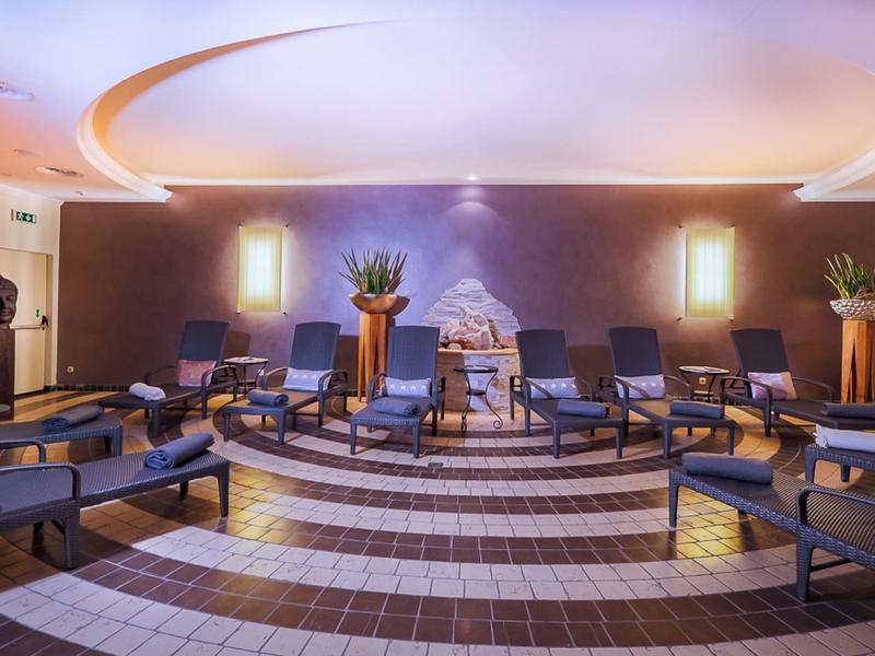 Ampia sala relax con lettini e illuminazione soffusa