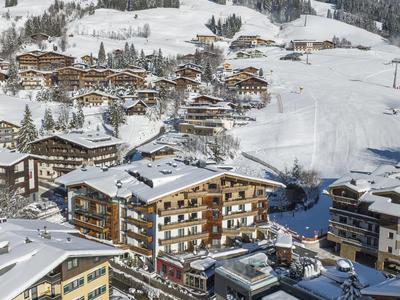 Nowoczesna siłownia z urządzeniami cardio, ciężarami i dużym lustrem na ścianie.