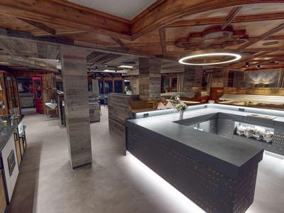 Modernes, stimmungsvolles Hotelrestaurant mit Holzdecke und eleganter Beleuchtung