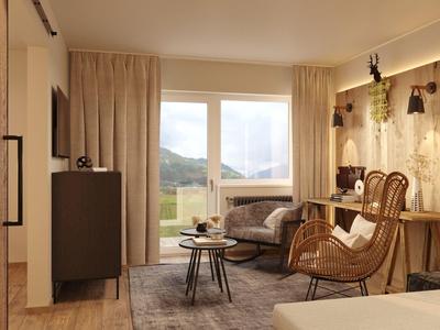 Helles Wohnzimmer mit großen Fenstern, beiger Wand, Sessel, Sofa, Teppich und Holzvertäfelung.