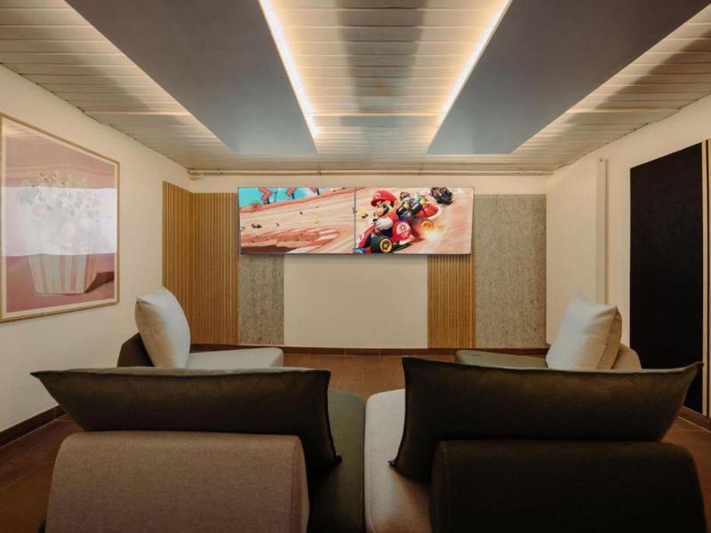 Modern eingerichteter Hotelwohnraum mit Kunst an der Wand und zwei Sesseln