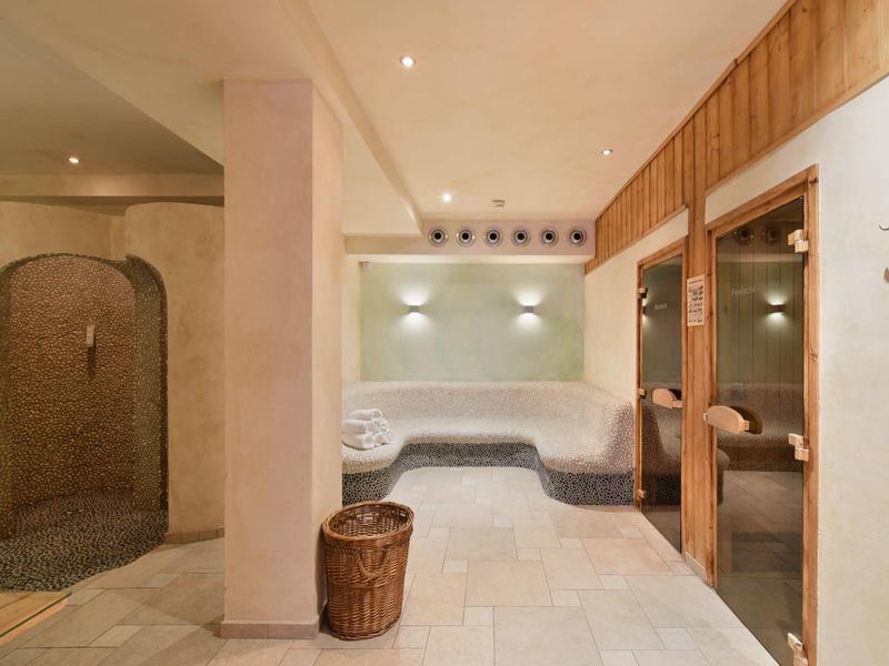 Accogliente area benessere con sauna, angoli salotto e illuminazione elegante.