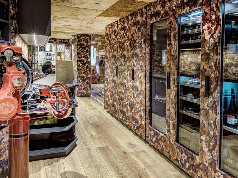 Moderne wijnkelder met rustieke houten vloeren en decoratieve wijnrekken.