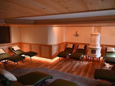 Cozy relaxation room with loungers and a fireplace in a hotel