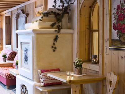 Coin salon chaleureux avec table et chaises en bois dans une chambre d'hôtel rustique avec cheminée.