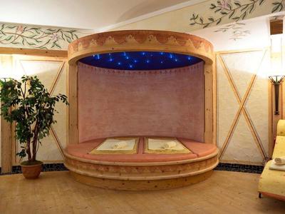 Podium rond rembourré avec plafond ciel étoilé dans une pièce confortable.