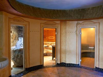 Vue d'un espace spa avec des portes vers le sauna et le hammam dans un hôtel.