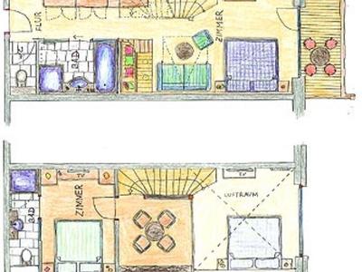 Grundriss mit zwei Etagen: Küche, Wohnzimmer, Schlafzimmer, Bad und Balkon mit farbigen Möbeln.