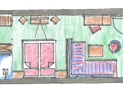 Wohnungsgrundriss mit Schlafzimmer, Bad, Küche, Wohnzimmer und großer Terrasse mit Möbeln.