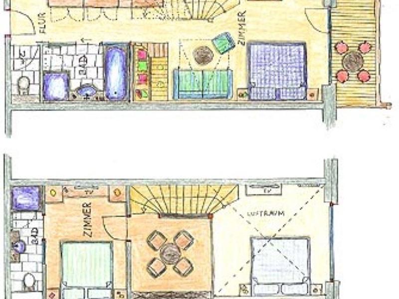 Grundriss mit zwei Etagen: Küche, Wohnzimmer, Schlafzimmer, Bad und Balkon mit farbigen Möbeln.
