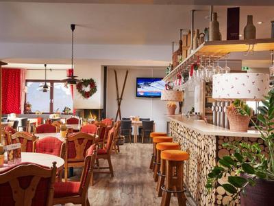 Gezellig restaurant met houten meubels, bar en kerstdecoratie