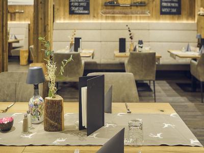 Elegantní restaurace s pečlivě prostřenými stoly a útulnou atmosférou.