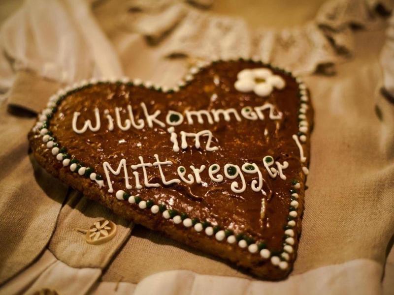 Piernik w kształcie serca z napisem „Witamy w Mittelrhegg” na tkaninie.
