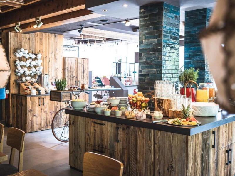 Ein rustikales Buffet mit Holztheke und frischem Obst in einem gemütlichen Hotelrestaurant.