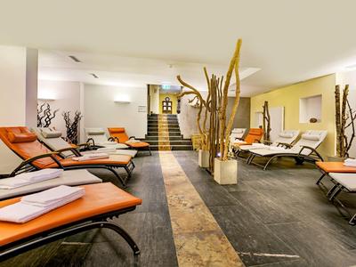 Área de bienestar moderna con tumbonas e iluminación cálida en un hotel