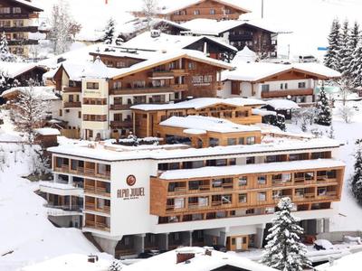 Edificio dell'hotel in un villaggio di montagna innevato con pini